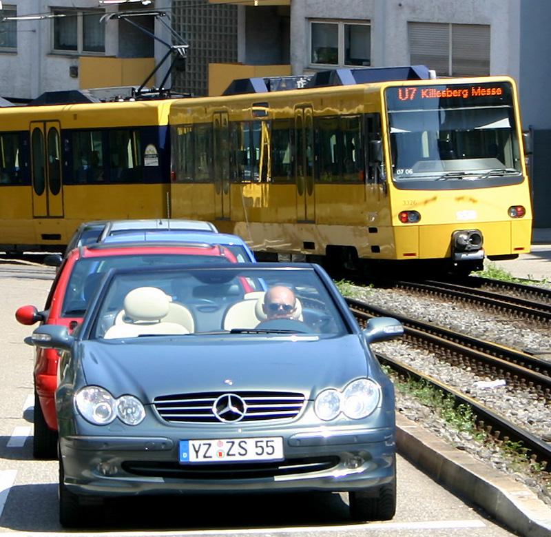 . Stadtbahn in der Autostadt Stuttgart -

Stadtbahnzug in der Hohenheimer Straße in Stuttgart.

27.07.2005 (M)

