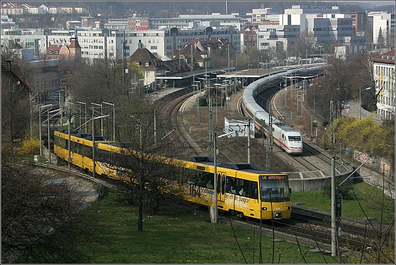 . Stadtbahn und ICE -

Am Bahnhof in Stuttgart-Feuerbach. Obwohl aus der Hand fotografiert, konnten zwei Aufnahmen zu einer zusammengefügt werden. 

16.03.2006 (M)