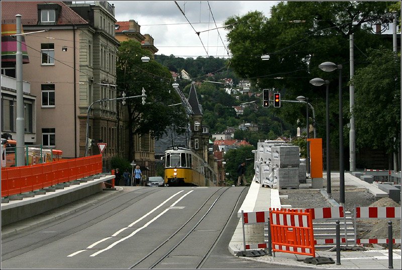 . Stadtbahnausbau U15 - 

Die Haltestelle  Eugensplatz (Jugendherberge)  befindet sich auf dem kurzen Plateau zwischen den sehr steilen Streckenabschnitten, bis zu 8,5%. Hier wurden Seitenbahnsteige gebaut. Links wird dieser direkt an einen Neubau anschließen, am rechten Bahnsteig werden Stufen hinunterführen zu der kleinen Platzanlage (Aussichtspunkt). 

11.07.2007 (M)