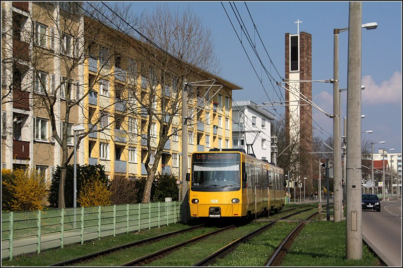 . Stadtbahntrasse in Stuttgart-Rot. 

Die frühere Straßenbahn fuhr auf der Straße rechts. Die Oberleitungsmasten sind hier recht massiv ausgefallen und machen das Fotografieren dort nicht gerade leicht. Zur Zeit wird dieser Streckenabschnitt für lange Züge ausgebaut. 2010 soll dann die mit Doppeltraktionen fahrende U7 diesen Streckenabschnitt übernehmen. 

06.04.2009 (M)