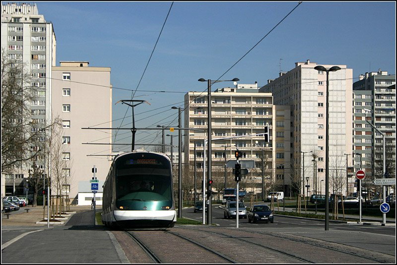 . Straßenbahn zwischen Hochhäusern - 

Strecke der Linie C zwischen den Stationen Winston Churchill und Esplanade. 

06.03.2008 (M)