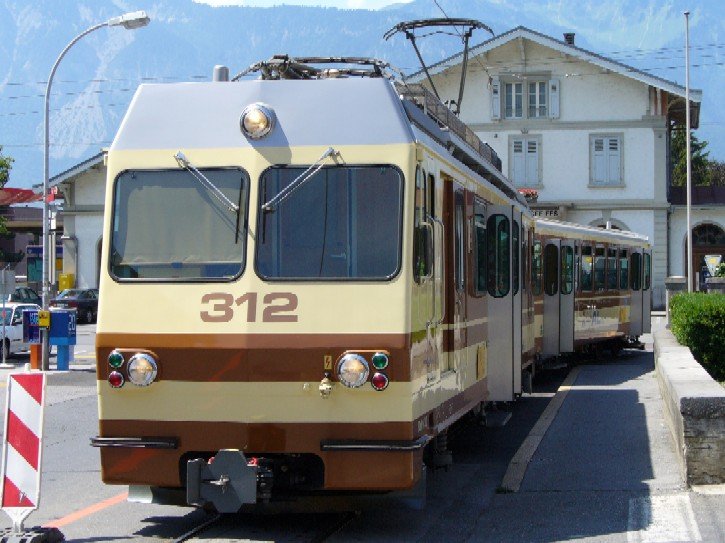 ( TPC ) Al Zahnrad Triebwagen BDeh 4/4  312 im Bahnhof von Aigle am 30.07.2006