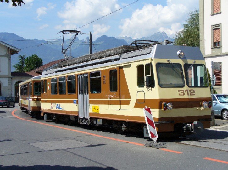 ( TPC ) AL Zahnrad Triebwagen BDeh 4/4 312 vor dem SBB Bahnhof von Aigle am 30.07.2006