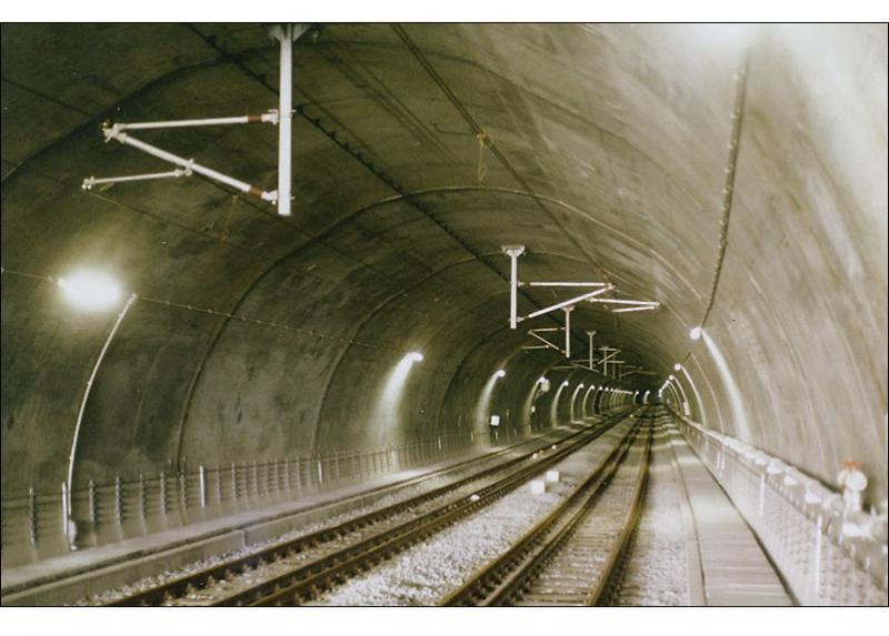 . Tunnelröhre -

Stadtbahntunnel Obere Weinsteige, erstellt in der Neuen Österreichischen Tunnelbauweise. Es geht hier mit 5,3 % Steigung den Berg hinauf. Aufgenommen Anfang der 90er Jahre vom Bahnsteig der Station Weinsteige aus. 

Scan vom Dia (M)