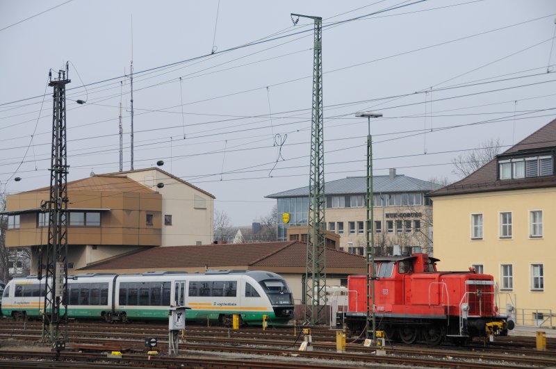 ... Und die Masten sind drauf: Ein Desiro der Vogtlandbahn und 363 819-4 stellen sich zum Gruppenbild beim Regensburger Bahnbilder-Treffen.
Mit einem freundlichen Gru aller anwesenden Fotografen an 425 320.