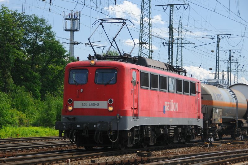 ... Und sie fhrt auch noch: Einzelstck mit Railion-Schriftzug und blauem Signet vor dem  R  statt dem blichen  N . 140 450-8 vor einem gemischten Kesselwagenzug, Ausfahrt Gremberg-Nord, Richtung Sdbrcke. (19.05.2009).
