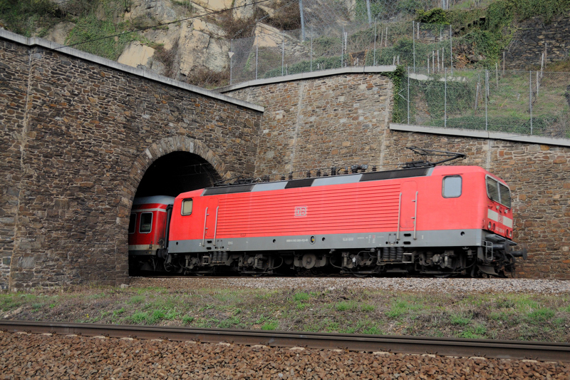 ... Und Tsch! (143 269-9 kurz vor Befahren des Loreley-Tunnels nordwrts). (Mai 2009).
