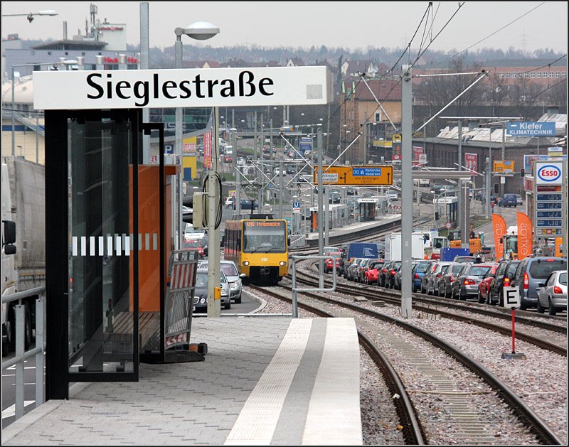 . Ungeordnete Stadt- und Verkehrslandschaft - Die Station Sieglestraße wurde/wird neu gebaut im Zusammenhang des sechsspurigen Ausbaus der Heilbronner Straße. Dabei werden die Bahnsteige für den zukünftigen Einsatz von Doppeltraktionszügen auf der ab 2010 hier verkehrenden Linie U7 verlängert. 

03.04.2009 (M)
