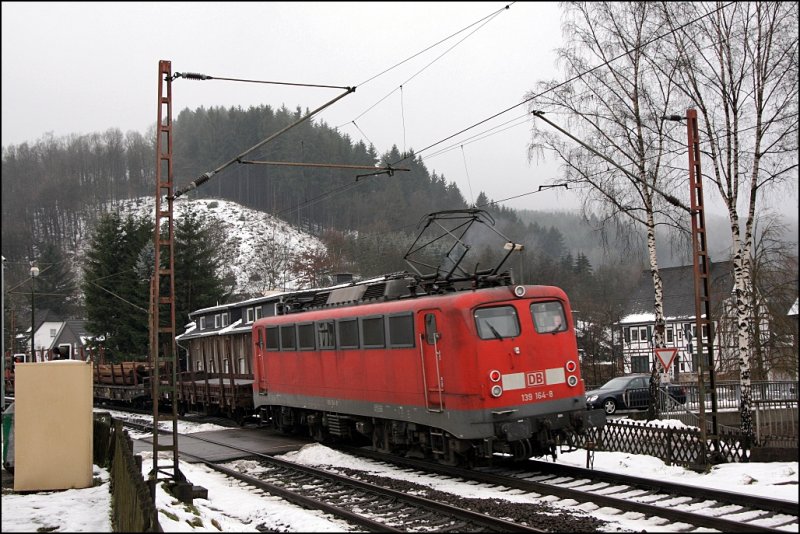 ... untersttzt wird sie durch 139 164 die in Lennestadt an das Zugende gesetzt wird und den Zug in Welschen-Ennest ohne Halt wieder verlsst....
