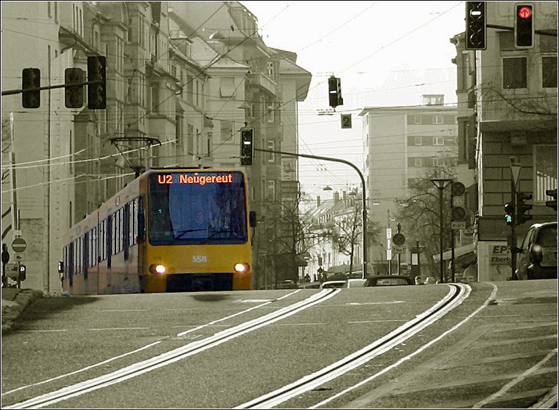 . Ursprünglich keine Stadtbahn geplant -

Der Stadtbahn-Triebwagen hat soeben die Endstation der U2 im Stuttgarter Westen verlassen und quert den Hölderlinplatz. Auch hier geht es eng zu und die Bahn fährt in der Straße. Ursprünglich sollte diese Strecke deshalb gar nicht auf das Stadtbahnsystem umgestellt werden, wobei man nie so recht wusste, was mit dem 2er und auch dem 15 passieren sollte, eine Busumstellung schien letzlich die wahrscheinlichste Option. Doch war eine weitere Reduzierung des Schienennetzes nicht mehr zeitgemäß (Renaissance der Straßenbahn überall in der Welt) so dass man auch diese Strecke für die große Stadtbahn befahrbar machte. 

13.01.2006 (M)