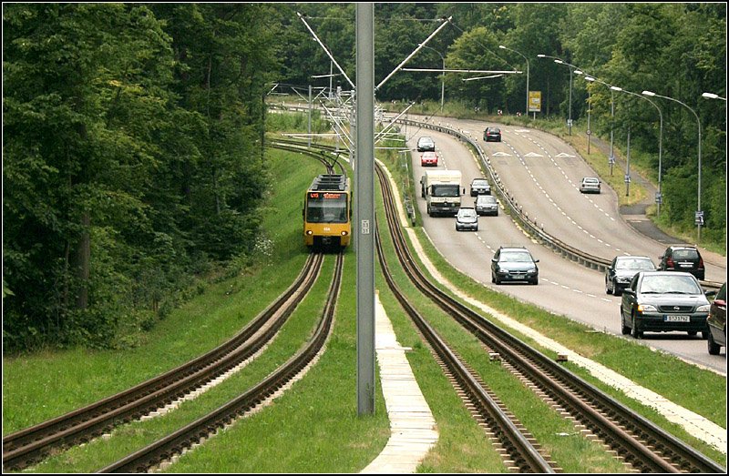 . Verschobene Trasse -

Anstelle durch den Wald (wie die Straßenbahn vorher) fährt heute die Stadtbahn zur Ruhbank neben demselben. 

29.07.2008 (M)