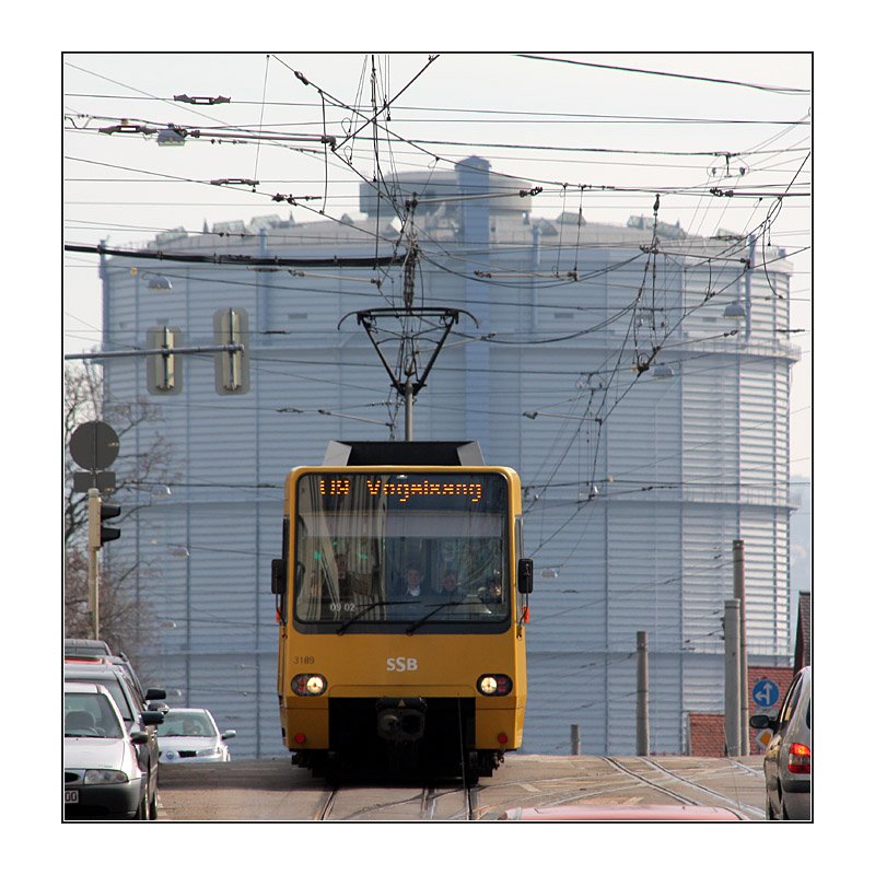 . Vor dem Gaskessel -

Ein Stadtbahn-Triebwagen der Linie U9 bei der Haltestelle Bergfriedhof vor der Kulisse des Gaskessels. 

18.03.2009 (M)