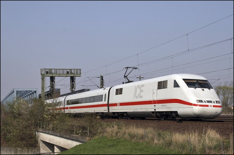 ... whrend  401 517/017 (9380 5401 517-8 D-DB)  HOF  als ICE 883 von Hamburg-Altona nach Mnchen Hbf unterwegs ist. Das Ziel wird ca. 21:38 Uhr erreicht. (11.04.2009)
