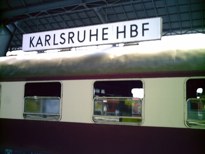  Wagen im Vordergrund und dahinter das Bahnhofsschild des Karlsruher HBF´s !!!! (aus Platzmangel ist das bild so ausegfallen !!)
*warscheinlich waren das mal  EX IC wagen  !!* 6.8.07