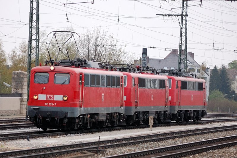 ... und weiter gings... 110 175-7 mit gleich 2  111er  am Haken... Pasing wurde Richtung Augsburg verlassen...