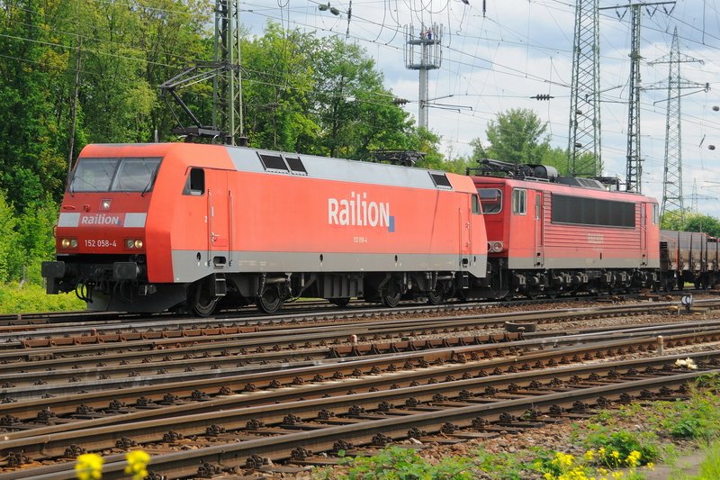 ... und weitere drei Minuten sp�ter, schon in unheimlich wirkender Lichtstimmung, 152 058-4 und eine unbekannte 155, abgeb�gelt vor einem schweren Flachwagenzug, beladen mit Stahlplatten. (Gremberg, 19.05.2009).