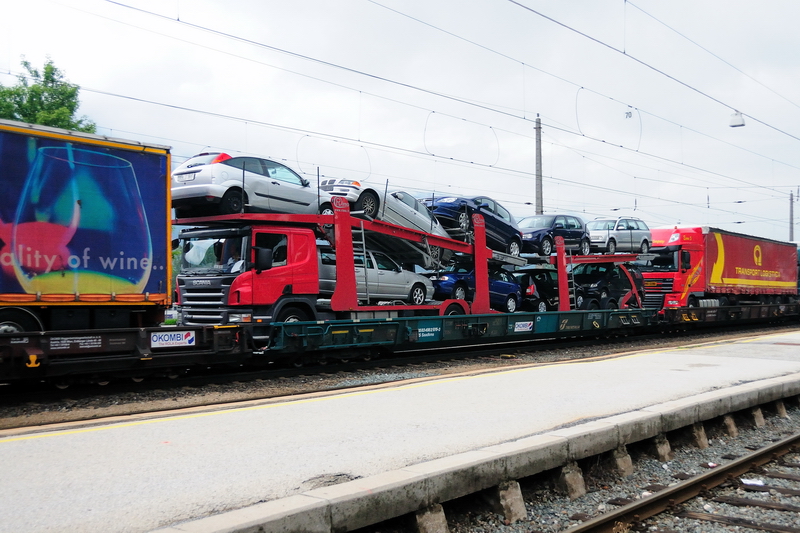 ... Wenn der Autotransporter transportiert wird... (Brixlegg, 20.06.2009).