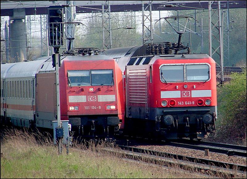  Zugbegegnung --- 143 641-9 mit RE33327 nach Sassnitz begegnet 101 104-8 vor dem IC2271 aus Binz.   (Stralsund am 05.05.06)