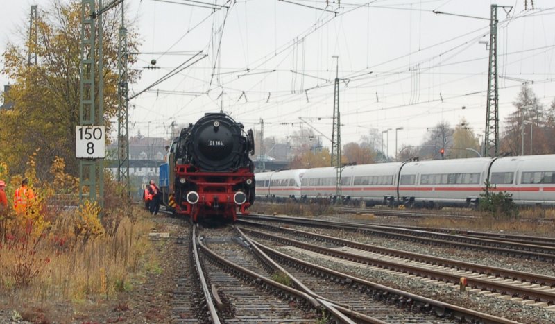 001 164 und Ice_T begegnen sich im Bahnhofsvorfeld von Lichtenfels.
( Aus eigener Erfahrung wenn die 001 er hinaus gefahren sind war wesentlich mehr Aktion ) 03.11.2007
