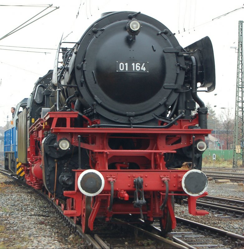 001 164 im Privatbesitz und untergestellt im Bw Lichtenfels.
Die 001 fuhr bis zur ihrer Z-Stellung die Kbs 850/820 Hof-Bamberg und zurck auch den   D-Frankenland mit Kuswagen nach HH_ Altona und Saarbrcken  03.11.2007