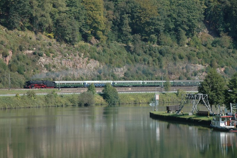 01 045 (eigentlich 01 066) bei Hirschhorn, 26.09.09.
