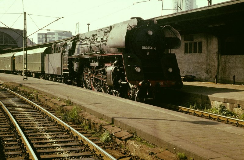 01 0534 in Leipzig Hbf mit P3025 am 24.9.1981 vor Abfahrt in Richtung Saalfeld.
Der erste Wagen lief mit bis Gera.