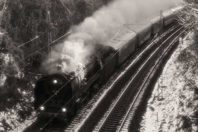 01 066 bei dem alljhrlichen Dampfzugrundfahrten in Mnchen zum Advent. Gesehen in Giesing am 30.11.  Foto auf ALT getrimmt