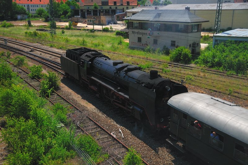 01 066 zieht einen Nahverkehrszug Tender voran aus Nrdlingen Bhf. Im Hintergrund das alte Stellwerk. (13.06.2009).