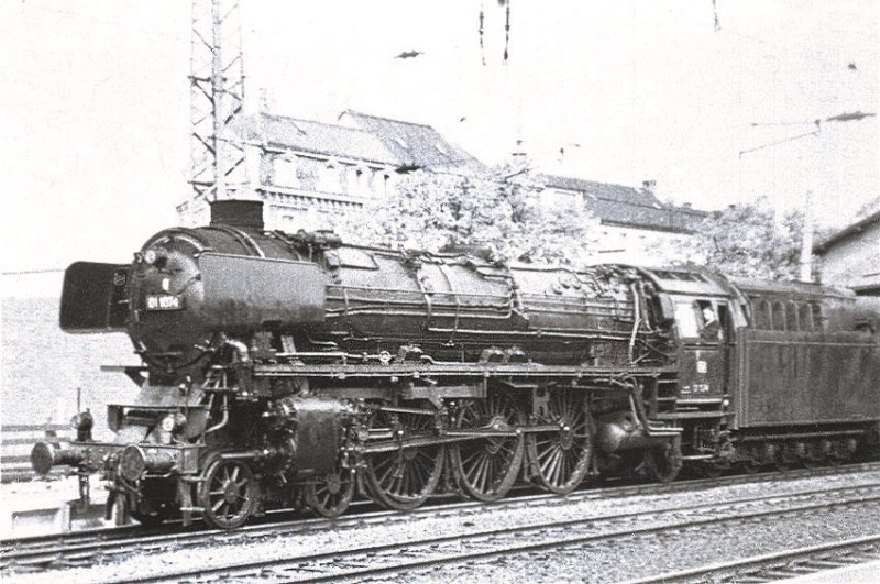 01 1054 vom Bw Osnabrck vor dem D 182 nach Paris-Nord bei der Durchfahrt in Wuppertal-Barmen. Aufn.1965
Ausschnitt aus 9x13 Agfa-Negativ.