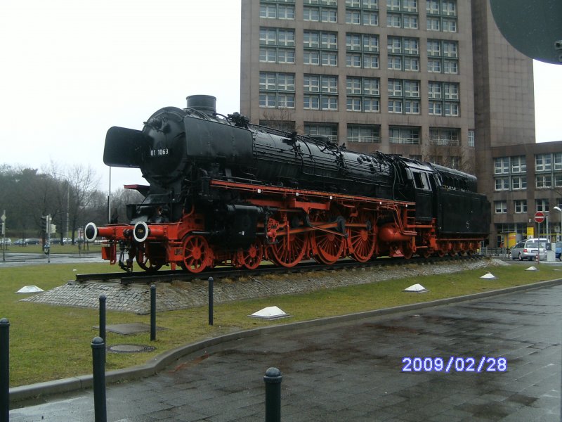 01 1063 auf ihrem Denkmalsockel in Braunschweig bei Nieselregen am 28. Februar 2009.