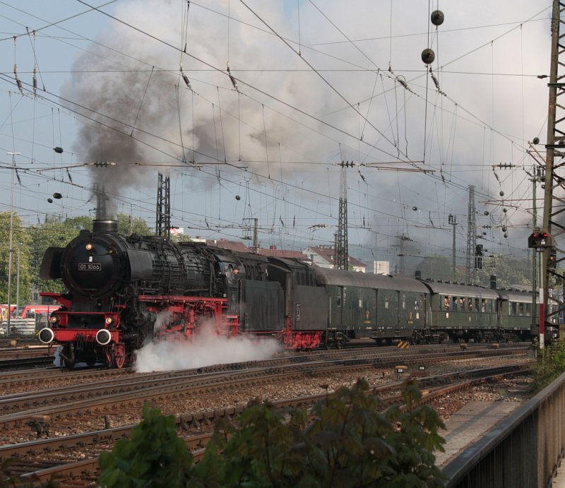 01 1066 fhrt am 1.5.2009 mit einem Sonderzug aus Ulm hbf aus und wird in K+rze auf die wrttembergische Sdbahn abbiegen.