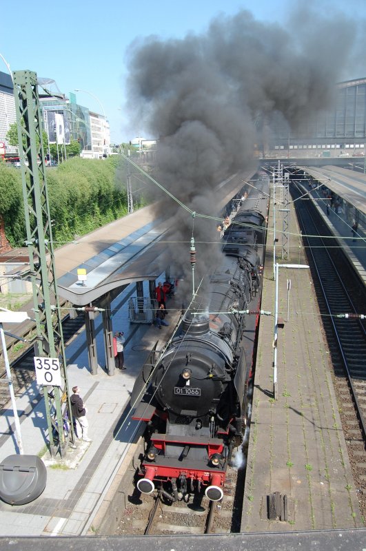 01 1066 mit Sonderzug nach Osnabrck. Hamburg Hbf am 24.05.2009
