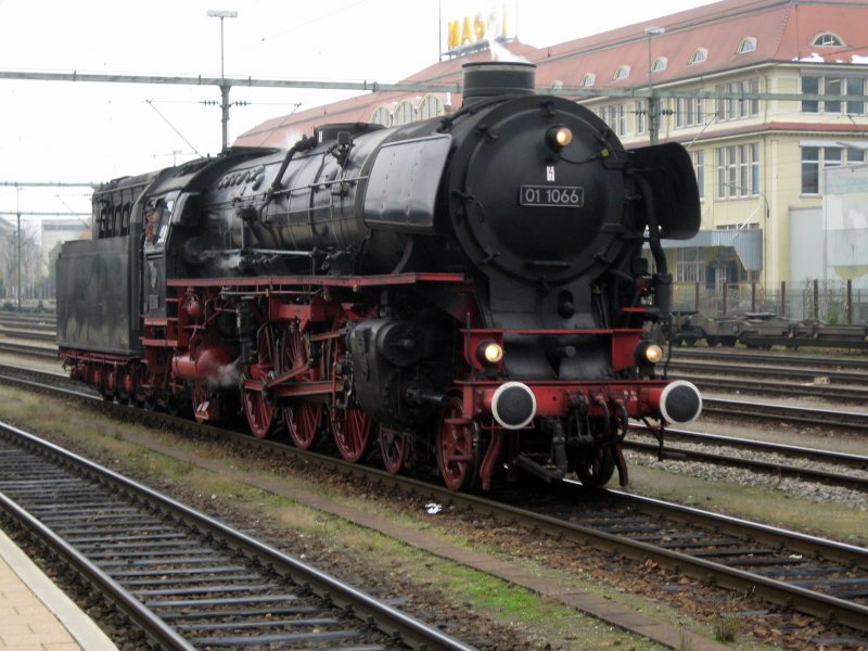 01 1066 der UEF beim umsetzen in Singen Hohentwiel am 1. November 2008. Sie brachte die Fahrgste zu den 1. Rottweiler Dampfloktagen.