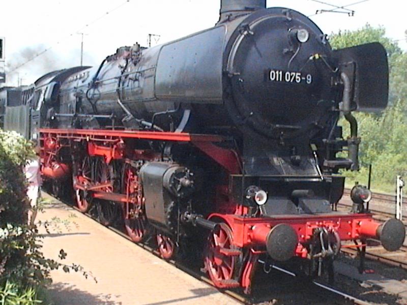 01-1075 der SSN ( Rotterdam, NL ) im Bad Bentheim.
Sollte durchfahren nach Rheine aber darf nicht...
hinter der 01-er die 23-023 der SSN