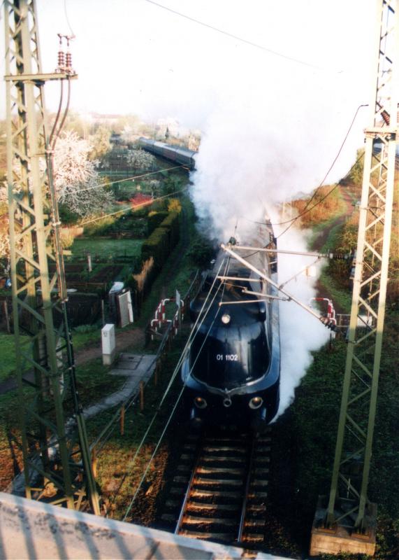 01 1102 mit einem Sonderzug in der Bahnhofseinfahrt Hanau HBF.