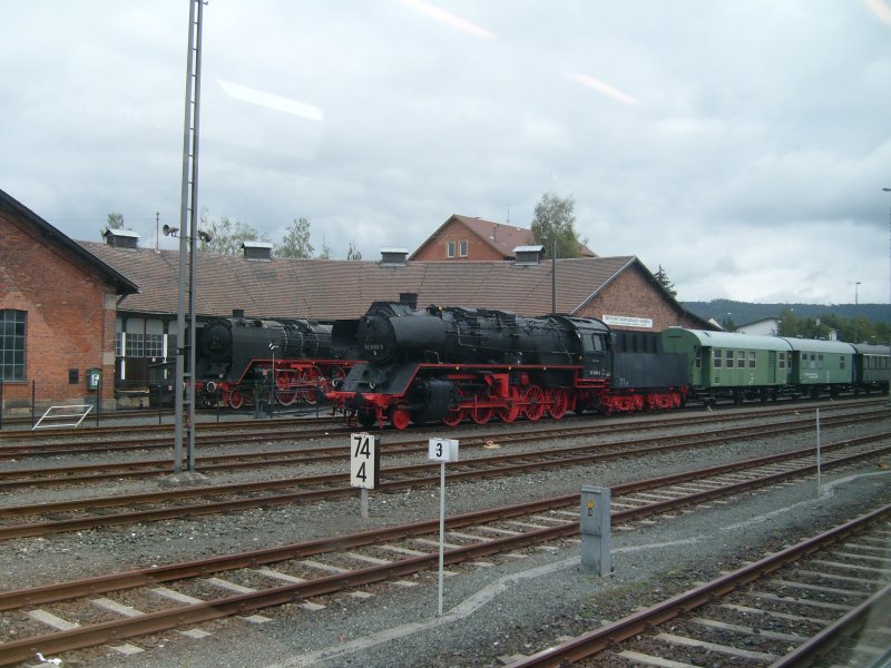 01 111 und 50 3690 vor Ringlokschuppen in Neuenmarkt-Wirsberg,  fotografiert aus stehendem Zug am 7.9.2007