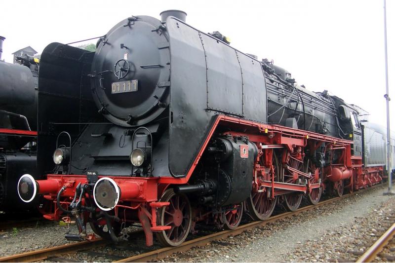 01 111 - in bestem Zustand mit groen  Ohren  vor 4 Silberlingen. Auch sie habe ich noch zu DB-Zeiten life erlebt.
