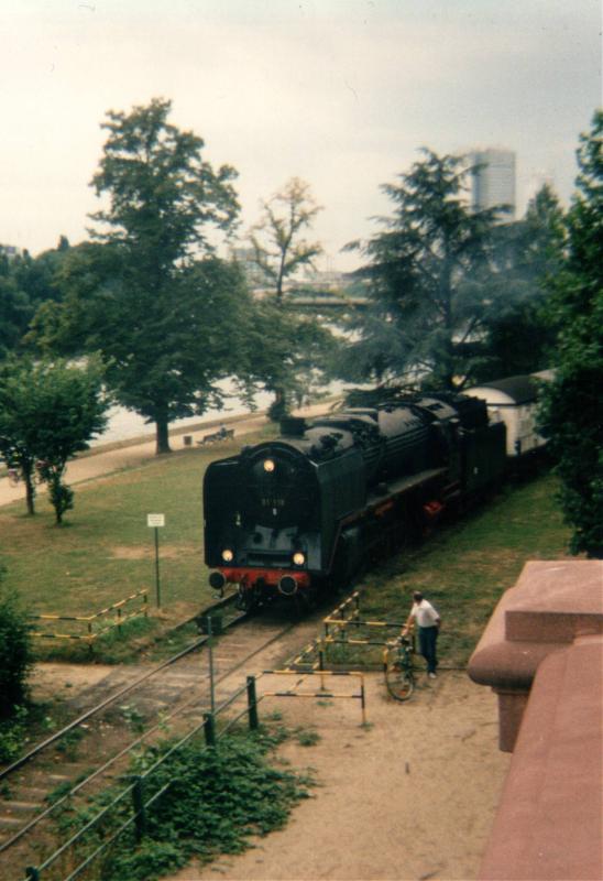 01 118 der Historischen Eisenbahn Frankfurt beim Jubilum 125 Jahre Frankfurter Hafenbahn mit einem Sonderzug in der Nhe des Eisernen Stegs.