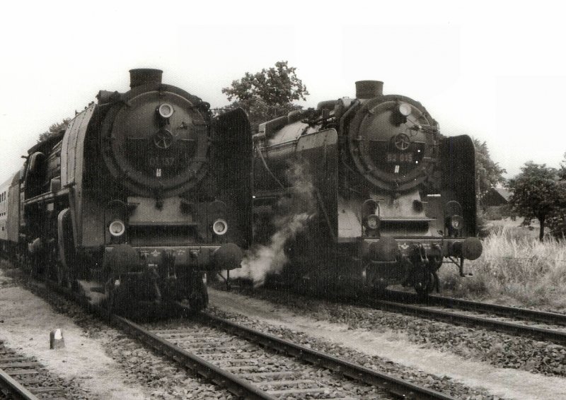 01 137 und 62 015  - die Groe und die Kleine 01 - nebeneinander
in Grovoigtsberg, Strecke Freiberg - Nossen, um 1986