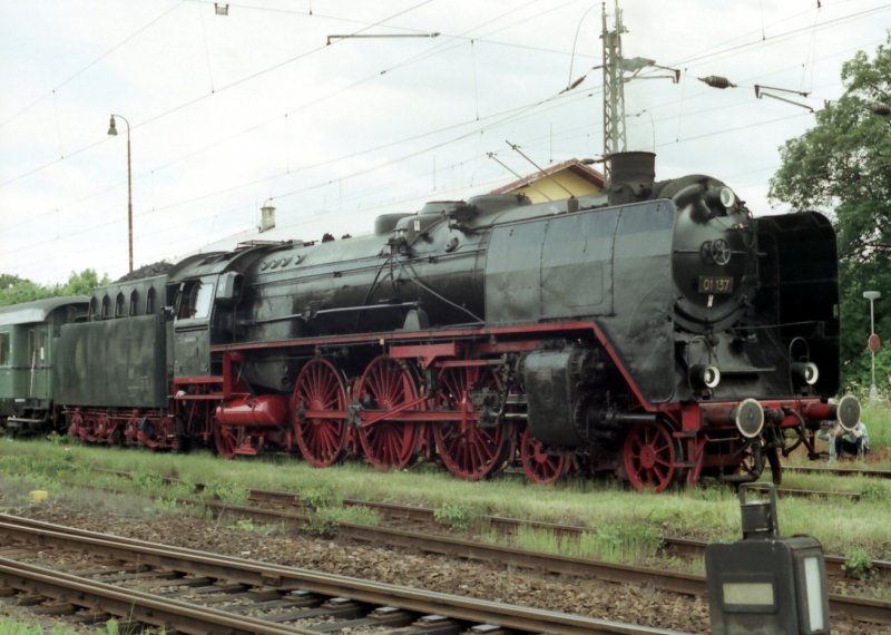 01 137 anllich einer Sonderfahrt von Leipzig am 01.06.2000 im Bahnhof Franzensbad.