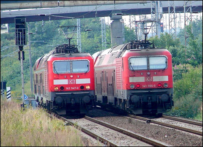 01.  143 966-0 (RE33207) passiert die liegengebliebene 143 947-0 (RE33208).Hier hat wohl die Hitze ihren Tribut gefordert.  (Stralsund am 07.07.06)