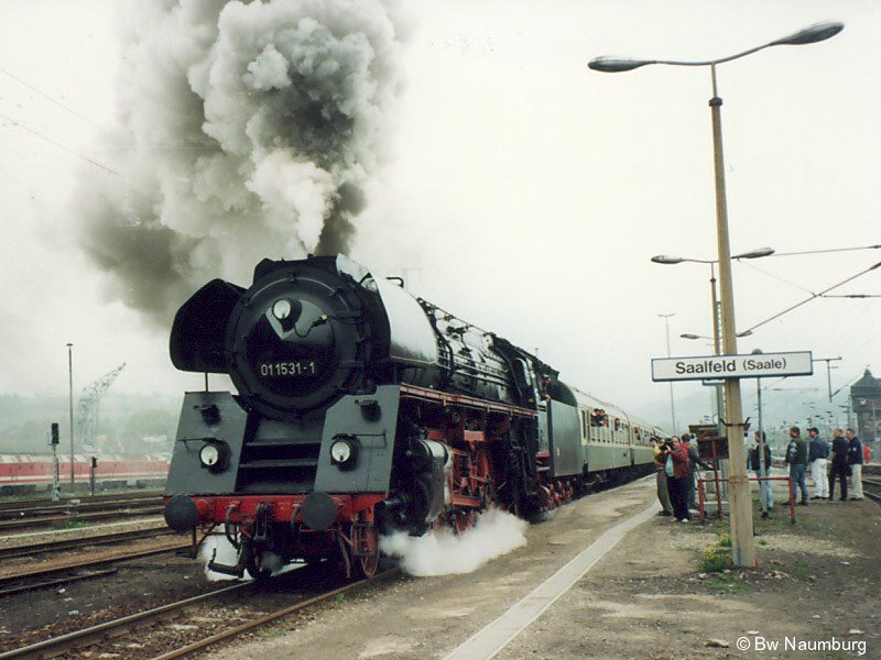 01 1531   verlt am 14.05.1996 mit ihrem Planzug den Bahnhof Saalfeld (Saale) in Richtung Gera.