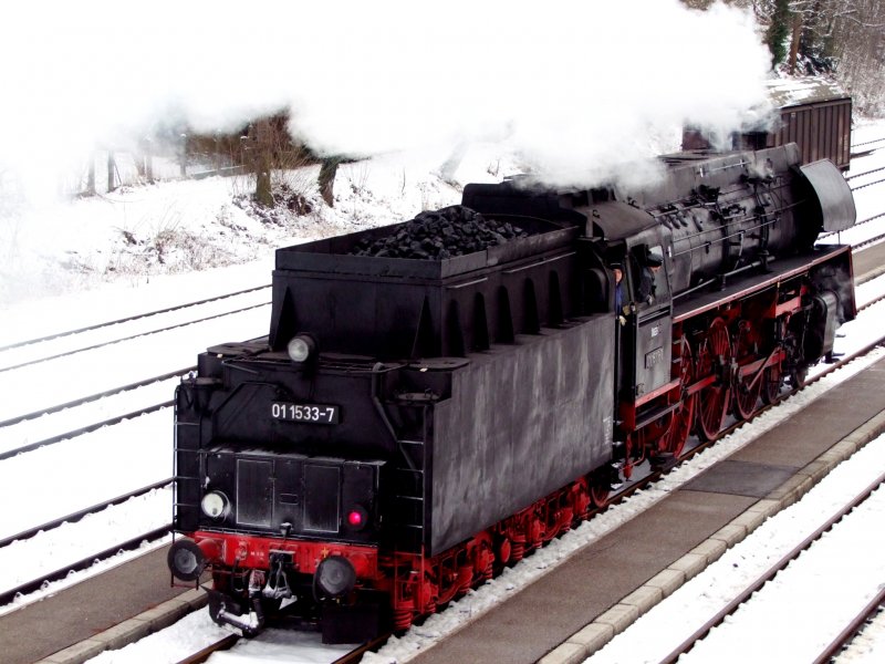 01 1533-7 ist am Weg zu ihrem Auslandseinsatz nach Sachsen, und durchfhrt soeben Bhf. Ried i.I.; 090130