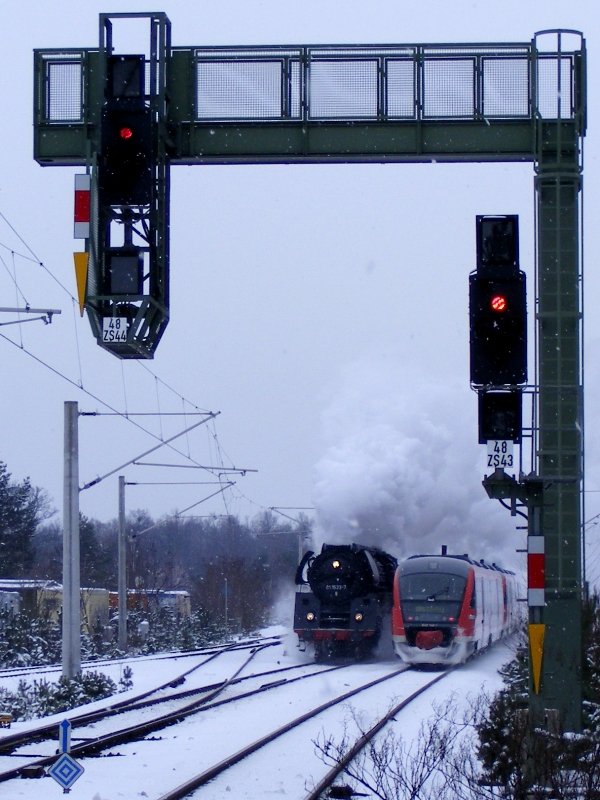01 1533-7 und ein 642er-Parchen begegnen sich am 19.2.2009 bei Dresden-Klotzsche.