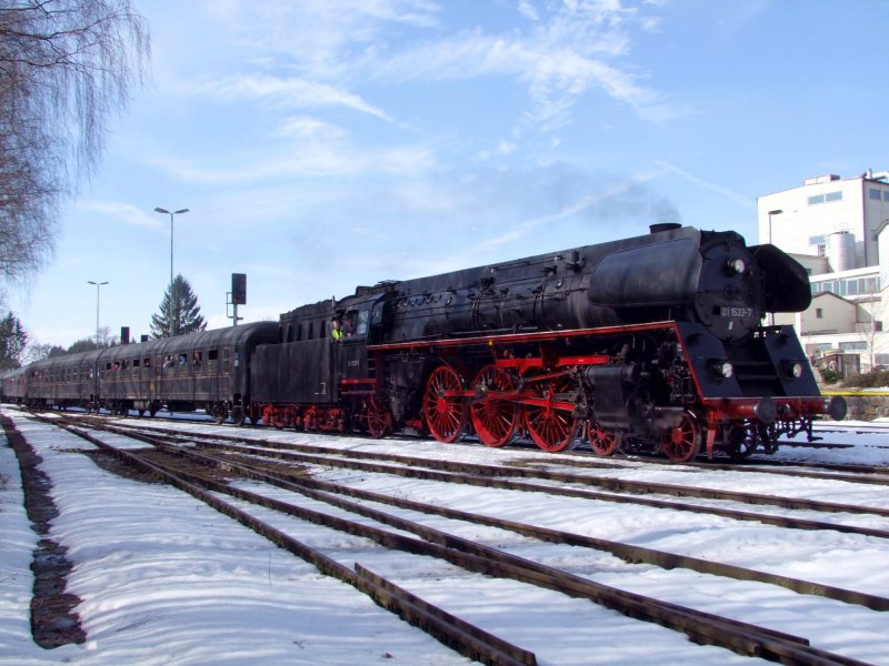 01 1533-7 fhrt mit E16188 in den Bhf. Ried i.I.; 090228