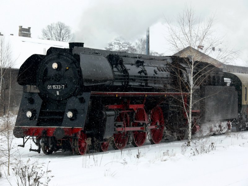 01 1533-7 der GEG (ehemals DR) bei  bestem Winterwetter , am 19.02.09 mit einem Sonderzug im Bahnhof Zittau (Sachsen). Leider macht sich, wie auf vielen Bahnhfen, auch hier langsam das  Unterholz  breit.