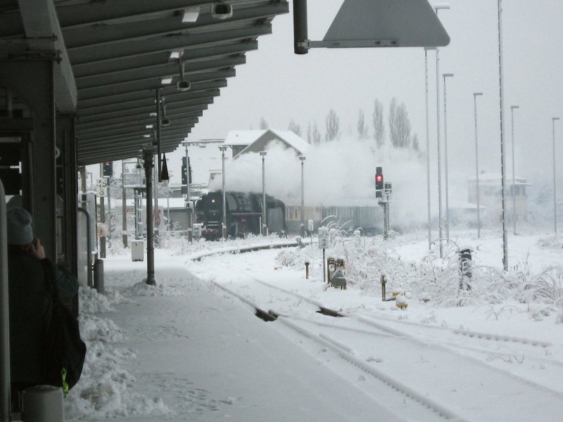 01 1533 am 17.02.2009 aus Lbau kommend bei der Einfahrt in den Bahnhof Bautzen.