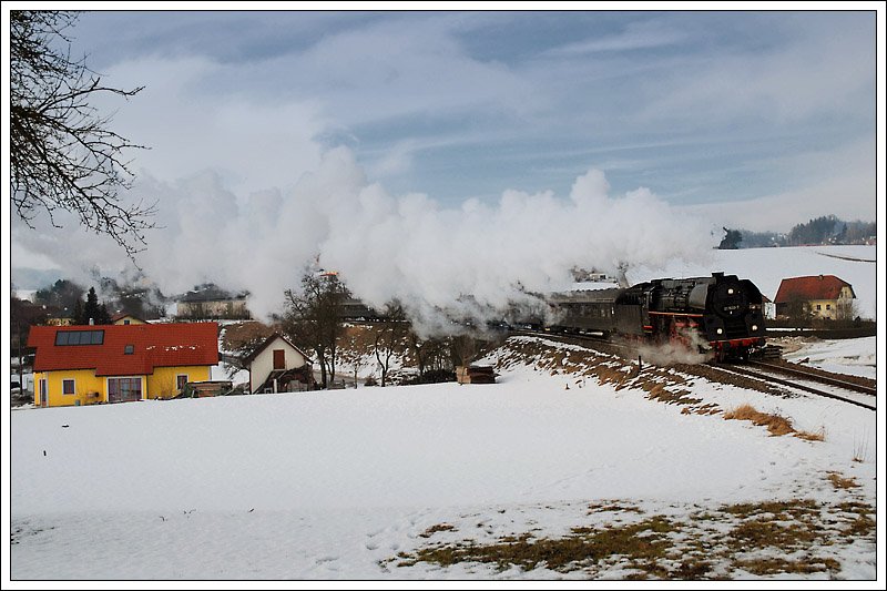 01 1533 (GEG 01 533) kurz nach der Ausfahrt aus dem Bahnhof Ottnang-Wolfsegg am 28.2.2009.
