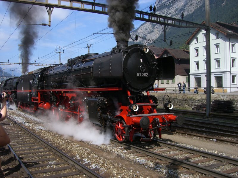 01 202 und 01 1066 in Doppeltraktion mit einem Sonderzug ber den Gotthard. Erstfeld, 08.09.2007