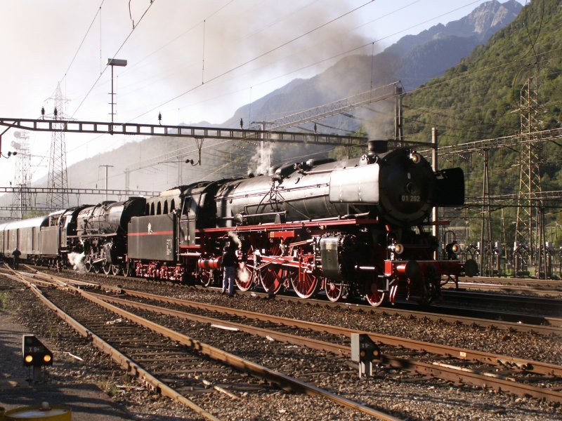 01 202 (Pacific) und 01 1066 (Ulmer Eisenbahnfreunde) in Airolo anlsslich des Jubilums 125 Jahre Gotthartbahn mit IGE Sonderzug beim Wasserfassen. Weiterfahrtrichtung Norden.